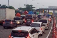 Gerbang tol Pejagan di Brebes, Jawa Tengah dipadati kendaraan pemudik, Minggu (23/03/2025). Foto: Portal Pantura/Yudhi Prasetyo.