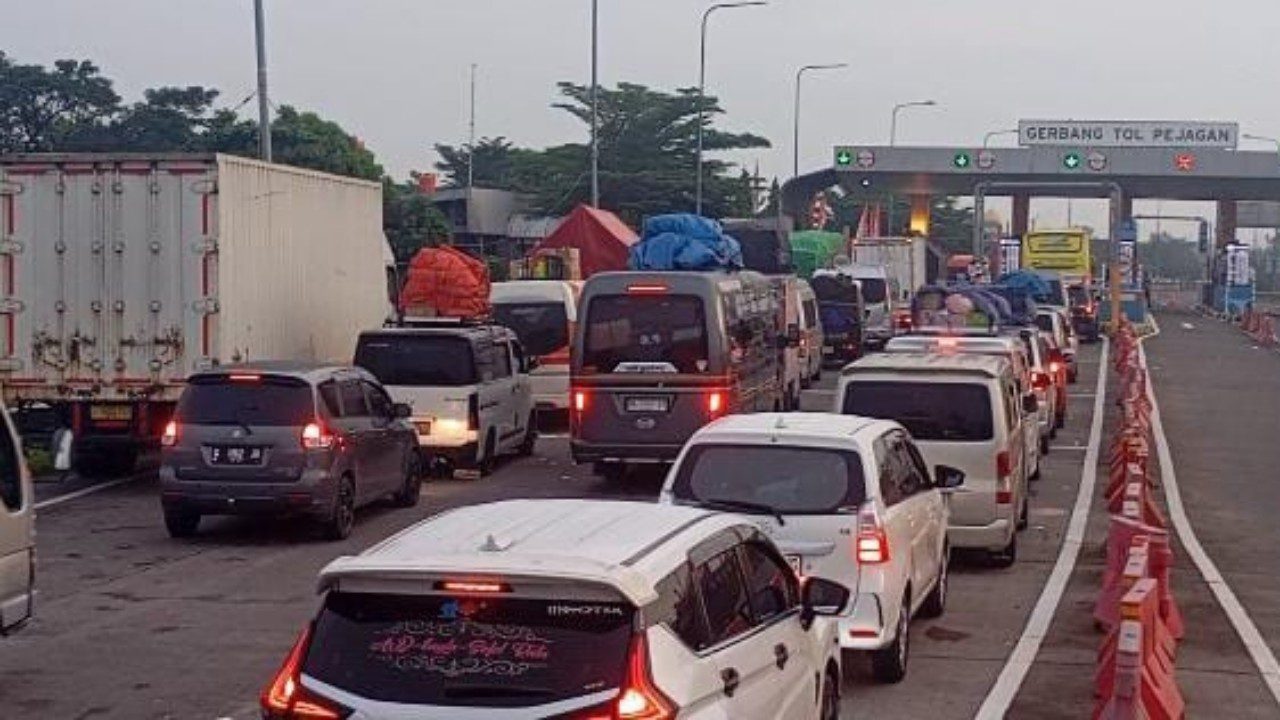 Gerbang tol Pejagan di Brebes, Jawa Tengah dipadati kendaraan pemudik, Minggu (23/03/2025). Foto: Portal Pantura/Yudhi Prasetyo.