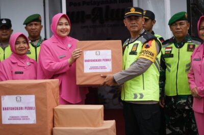 Bhayangkari Brebes Berikan Bingkisan ke Petugas Pengamanan Mudik 2025