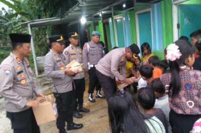 Di Tengah Hujan, Kapolres Tegal Pimpin Baksos Polri Presisi di Bantaran Sungai
