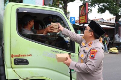 Kapolres Brebes Bagikan Takjil sambil Ingatkan Keselamatan Berkendara