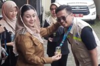 Bupati Brebes Hj. Paramitha Widya Kusuma, SE., MM., mengalungkan ID Card kepada tenaga kesehatan sebagai tanda diluncurkan program Nakes Door to Door. Foto: Portal Pantura/Yudhi Prasetyo.