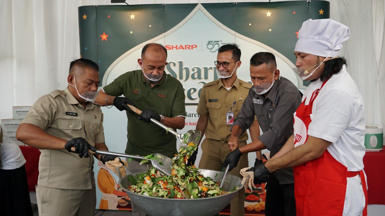 Andry Adi Utomo, National Sales Senior general Manager menyiapkan bukaan untuk warga pengangsaan 2 yang terdampak banjir di acara Sharp Bersedekah. Foto: dok. Sharp Elektronik Indonesia.