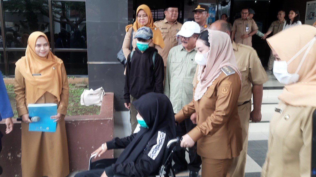 Bupati Brebes Hj. Paramitha Widya Kusuma, SE., MM., mengantar pasien menggunakan mobil layanan gratis RSUD Bumiayu. Foto: Portal Pantura/Yudhi Prasetyo.
