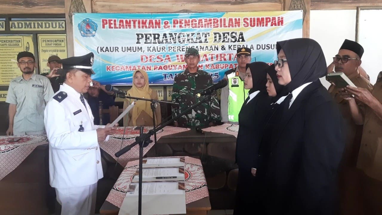 Kedes Wanatirta, Darto, SH., melantik 3 orang menjadi perangkat desa. Foto: Portal Pantura/Yudhi Prasetyo.