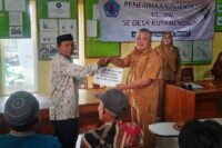 Kades Kutamendala, Kecamatan Tonjong, Kabupaten Brebes H. Fathuri, S.Ag menyerahkan insentif untuk RT dan RW jelang lebaran 2025 Foto: Portal Pantura/Yudhi Prasetyo