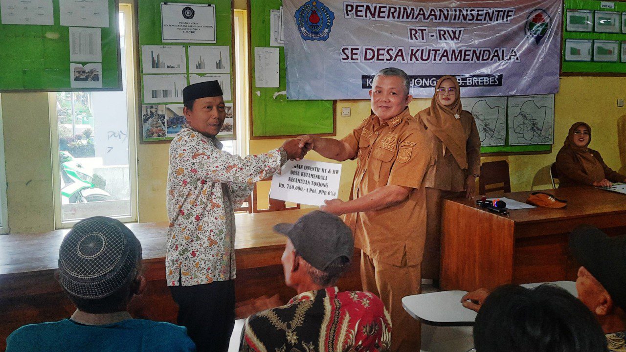Kades Kutamendala, Kecamatan Tonjong, Kabupaten Brebes H. Fathuri, S.Ag menyerahkan insentif untuk RT dan RW jelang lebaran 2025 Foto: Portal Pantura/Yudhi Prasetyo