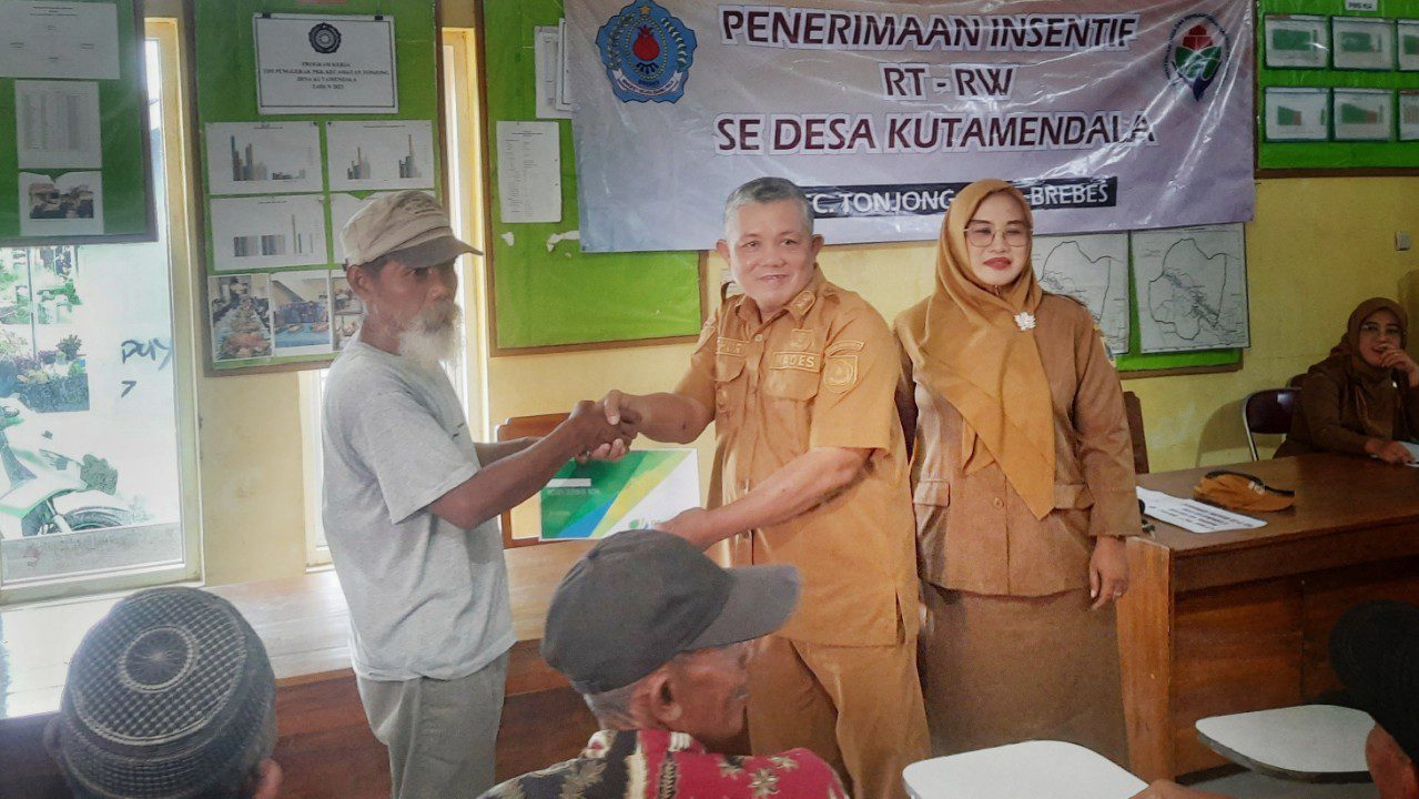 Kades Kutamendala, Kecamatsn Tonjong, Kabupaten Brebes menyerahkan BPJS Ketenagakerjaan kepada RT dan RW. Foto: Portal Pantura/Yudhi Prasetyo.
