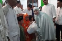Bupati Brebes Hj. Paramitha Widya Kusuma, SE., MM., menyalurkan bantuan untuk anak yang membutuhkan dan madjid. Foto: Portal Pantura/Yudhi Prasetyo.