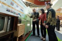 Perwakilan Sharp Indonesia menjelaskan rangkaian produk Sharp dari awal produksi ke perwakilan PT Electronic City Indonesia, Tbk.