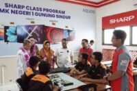 Perwakilan Sharp Indonesia bersama perwakilan sekolah dan perwakilan dinas pendidikan meresmikan program Sharp melalui pengguntingan bunga.