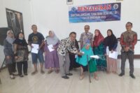 Kepala Desa Linggapura Mustain menyerahkan BLT DD tahap 1 2025 di aula balai desa setempat, Kamis 24 April 2025. Foto: Portal Pantura/Yudhi Prasetyo.