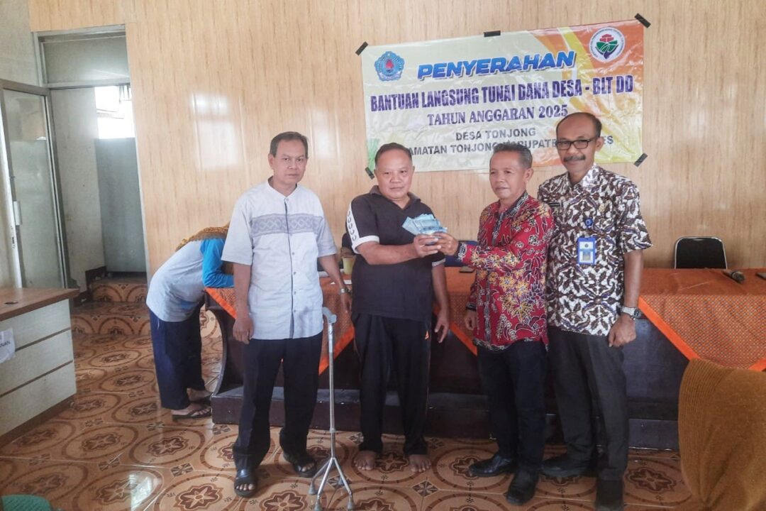 Kades Tonjong Samsudin menyerahkan BLT DD tahap 1 2025 secara simbolis didampingi camat dan BPD. Foto: Portal Pantura/Yudhi Prasetyo.
