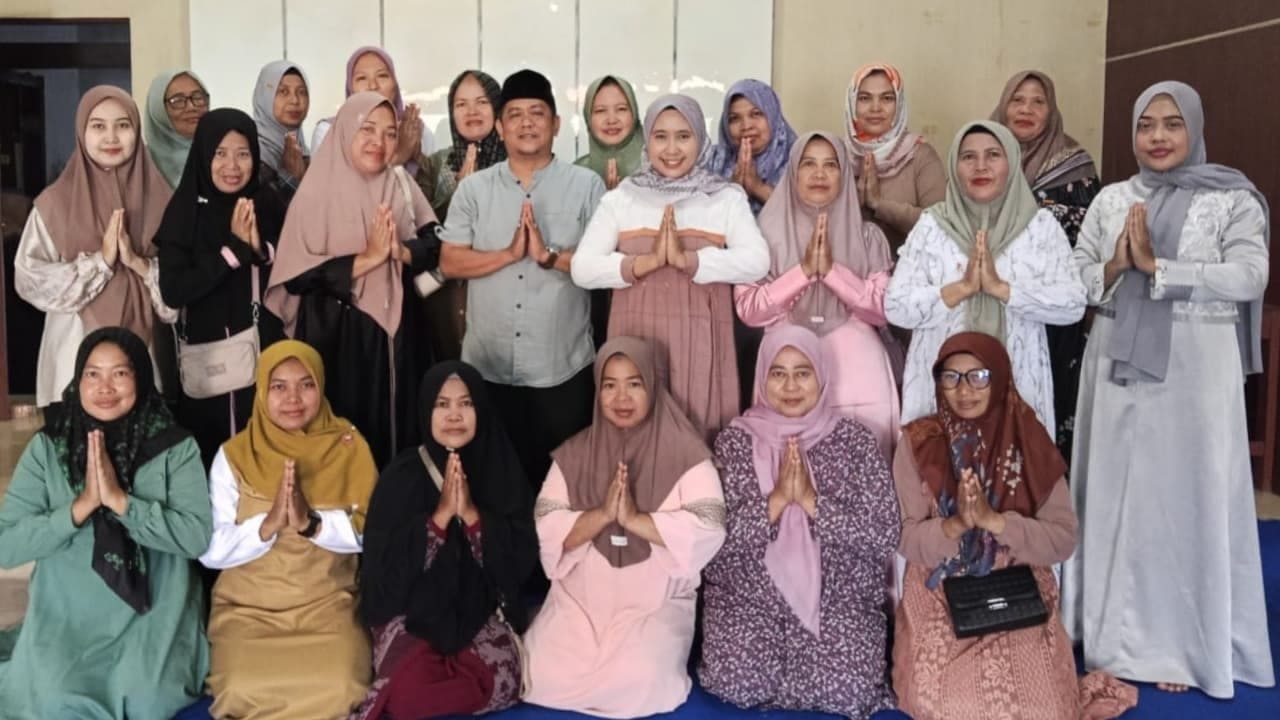 TP PKK dan Posyandu Desa Laren foto bersama kepala Desa Laren Arief Setiawan usah halal bihalal di balai desa setempat. Foto: Portal Pantura/Yudhi Prasetyo.