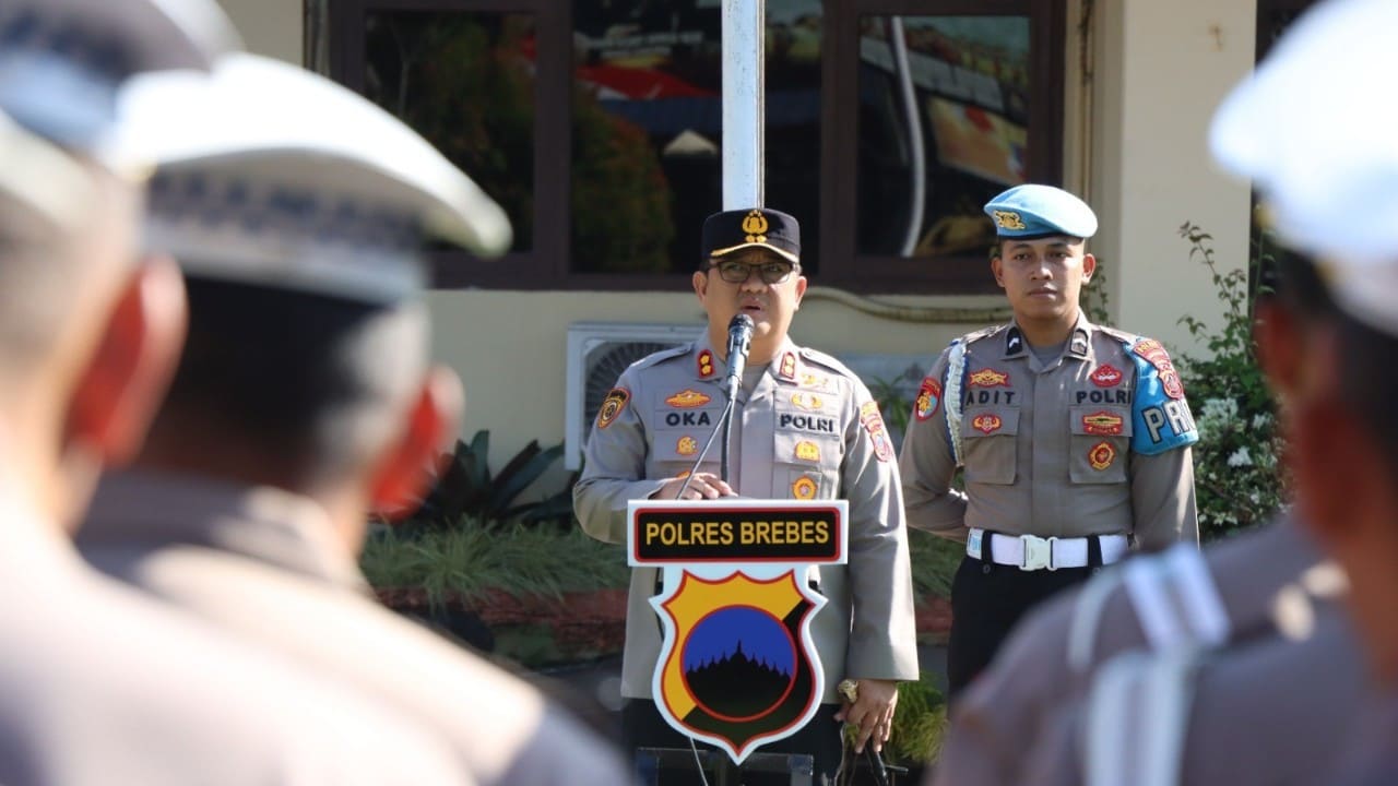 Kapolres Brebes memimpil apel pagi. Foto: dok. Humas Polres Brebes.