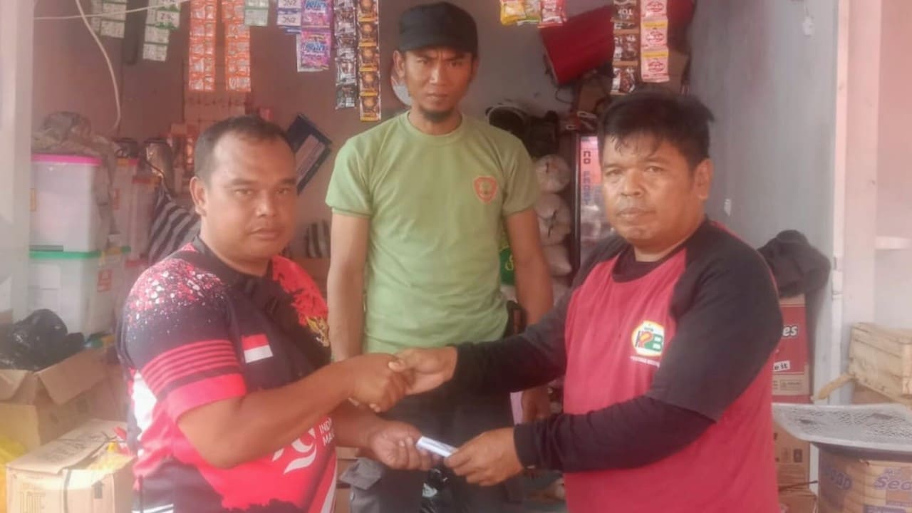 Ketua Komunitas Paguyangan Bersenandung, Wartono, menyerahkan bantuan kepada koordinator posko pengungsian Desa Mendala, Jumat 26 April 2025. Bantuan ini menjadi bukti nyata solidaritas di tengah bencana. Foto: Portal Pantura/Imam Muzaky.