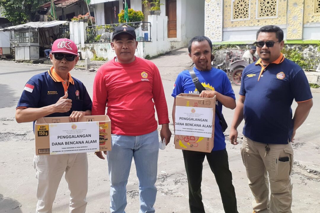 Karang Taruna Sirampog, Brebes menggalang dana untuk korban tanah bergerak di Desa mendala, Minggu 20 April 2025 di pertigaan Desa Benda. Foto: Portal Pantura/Imam Muzaky.