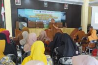 Iman Solikhin dari Balai Penyuluhan KB Kecamatan Tonjong menjelaskan konsep pengelolaan Kampung KB sebagai wilayah integrasi program pemberdayaan keluarga. Foto: Portal Pantura/Yudhi Prasetyo.