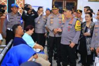 Kapolri Jendral Listyo Sigit meninjau arus balik di stasiun Tawang Semarang.
