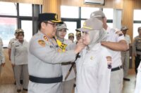 Kapolres Brebes Achmad Okta Mahendra menyematkan pangkat kepada sejumlah PNS di lingkungan Polres Brebes. Foto: dok. Humas Polres Brebes.