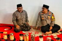 Kapolres Brebes AKBP Achmad Oka Mahendra beserta jajaran utama Polres Brebes mengunjungi KH. Solahudin Masruri, pengasuh Pondok Pesantren Al Hikmah 2 Sirampog. Foto: dok. Humas Polres Brebes.