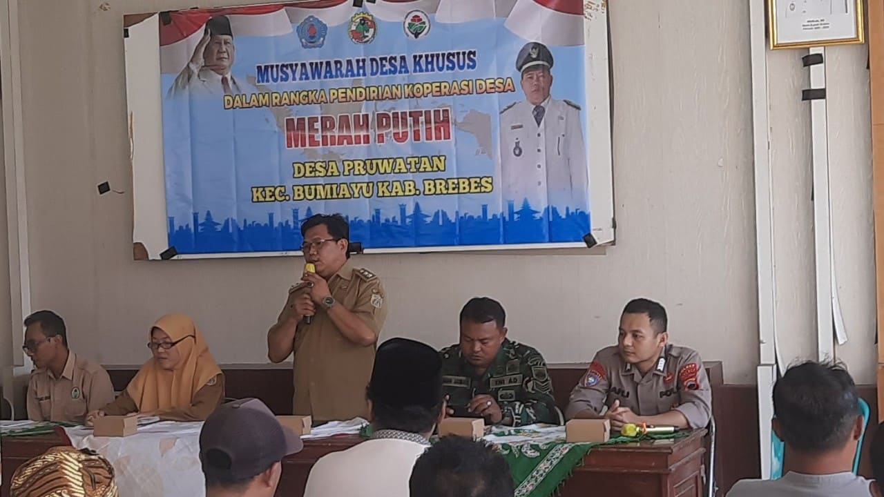 Kepala Desa Pruwatan Rasiman SH memberi sambutan pada Musdesus pembentukan Koperasi Merah Putih di desanya. Foto: Portal Pantura/Yudhi Prasetyo.