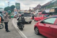 Seorang polisi sedang mengatur lalu lintas agar pelaksanaan one way berjalan lancar. Foto: dok. Humas Polres Brebes.