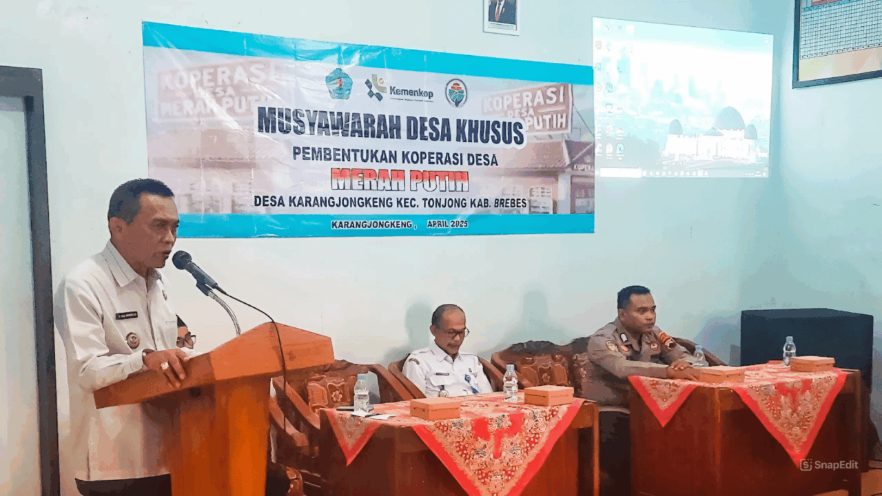 Kepala Desa Karangjongkeng Abd Mukhit, SH , memberi sambutan pada Musdesus Kopdes Merah Putih. Foto: Portal Pantura/Yudhi Prasetyo.