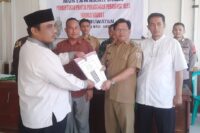 Kades Pruwatan Rasiman menyerahkan SK pengangkatan Rohiman sebagai ketua panitia penjaringan perangkat Desa Pruwatan. Foto: Portal Pantura/ Yudhi Prasetyo.