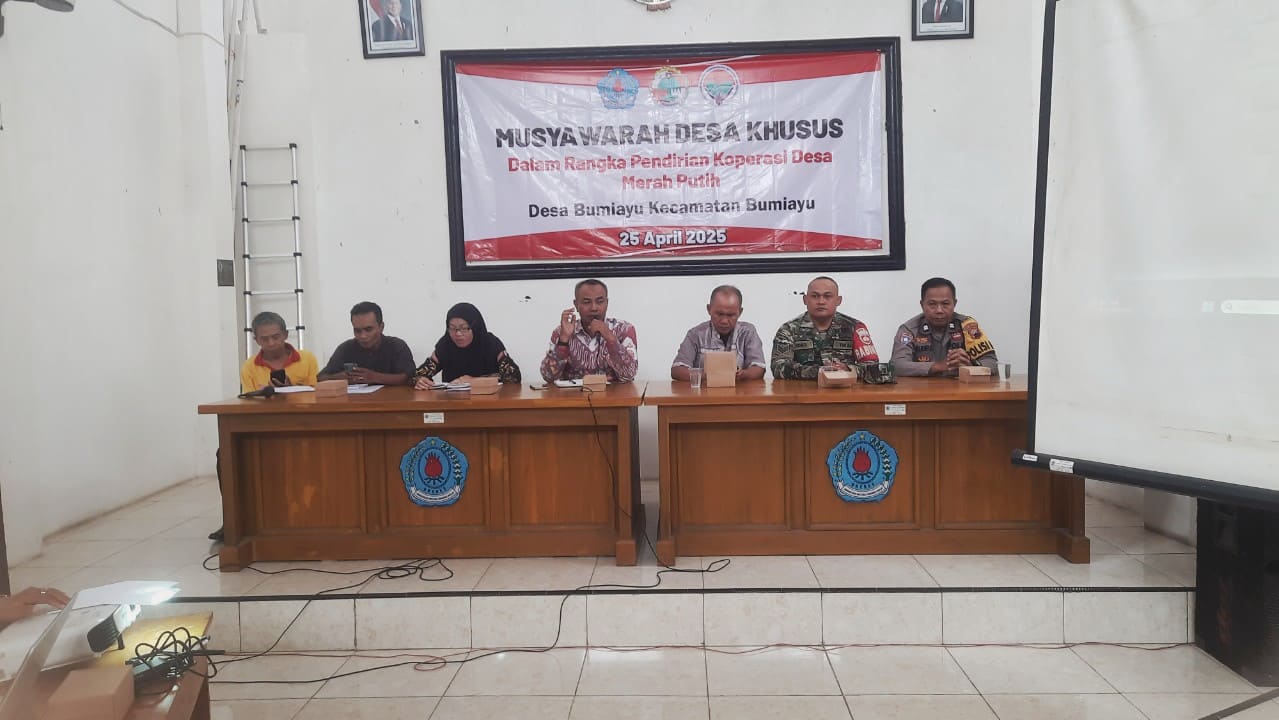 Kades Bumiayu Sukaro memimpin Musdesus pembentukan Koperasi Merah Putih. Foto: Portal Pantura/Yudhi Prasetyo.