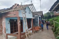 Rumah seorang warga di Desa Mendala, Sirampog rusak parah akibat tanah gerak. Foto: Portal Pantura/Imam muzaki.