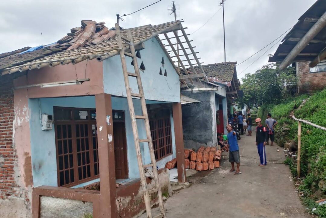 Rumah seorang warga di Desa Mendala, Sirampog rusak parah akibat tanah gerak. Foto: Portal Pantura/Imam muzaki.