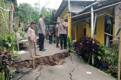 Tanah Bergerak Terjang Desa Mendala Sirampog, Polisi Imbau Warga Tetap Waspada