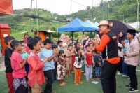 Trauma healing sangat penting dilakukan untuk anak-anak yang terdampak bencana, seperti halnya yang dilakukan personel Polres Brebes, Kamis 24 April 2025. Foto: Portal Pantura/Yudhi Prasetyo.