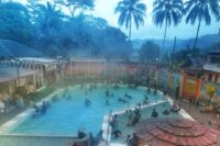 Destinasi wisata Pemandian Air Panas Tirta Husada Kedungoleng Brebes menjadi tujuan favorit wisatawan. Foto: Portal Pantura/Yudhi Prasetyo.
