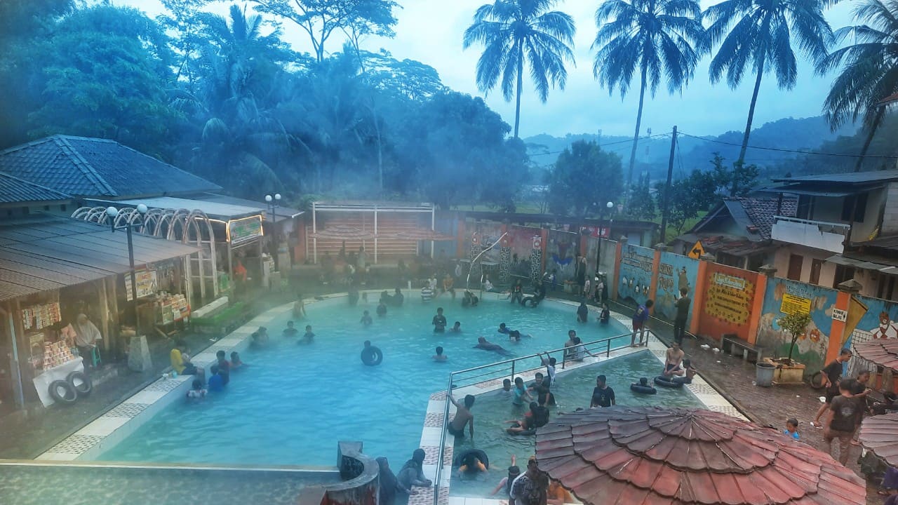 Destinasi wisata Pemandian Air Panas Tirta Husada Kedungoleng Brebes menjadi tujuan favorit wisatawan. Foto: Portal Pantura/Yudhi Prasetyo.