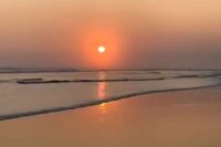 Pemandangan matahari tenggelam menjadi daya tarik tersendiri di Pantai Mliwis Kebumen. Foto: Tangkapan layar Instagram.