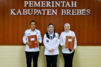 Dewan pengawas Tirta Baribis foto bersama Bupati Brebes.