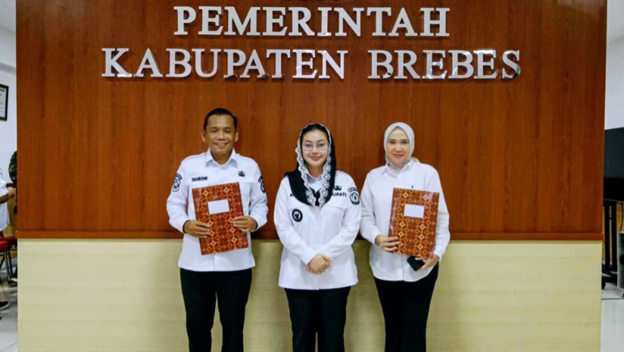 Dewan pengawas Tirta Baribis foto bersama Bupati Brebes.