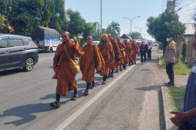 Polisi Kawal Ketat Perjalanan Ritual 36 Biksu Thudong di Kota Tegal