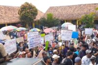 Warga Desa Plompong berkumpul di halaman balai desa, mendesak pengunduran diri Sekdes dalam aksi damai, Senin 5 Mei 2025.