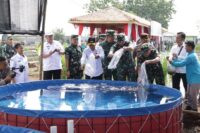 Pangdam IV/Diponegoro Mayjen Deddy Suryadi bersama Dandim 0713/Brebes Letkol Inf Sapto Broto saat meninjau Kawasan Pangan Terpadu di Desa Songgom, Brebes. Inisiatif ini menjadi langkah strategis untuk mendukung ketahanan pangan nasional.