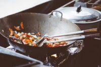 Ilustrasi masak menggunakan wajan stainless steel. Foto: Clem Onojeghuo/pexels.