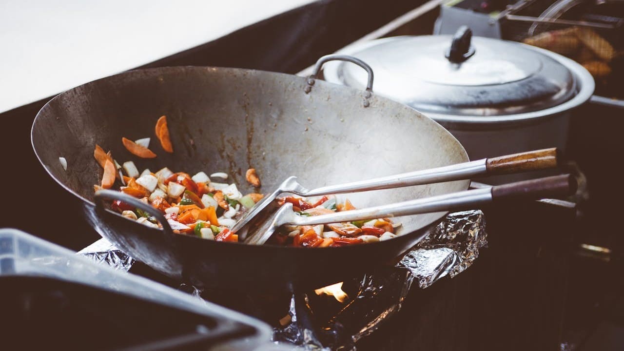 Ilustrasi masak menggunakan wajan stainless steel. Foto: Clem Onojeghuo/pexels.