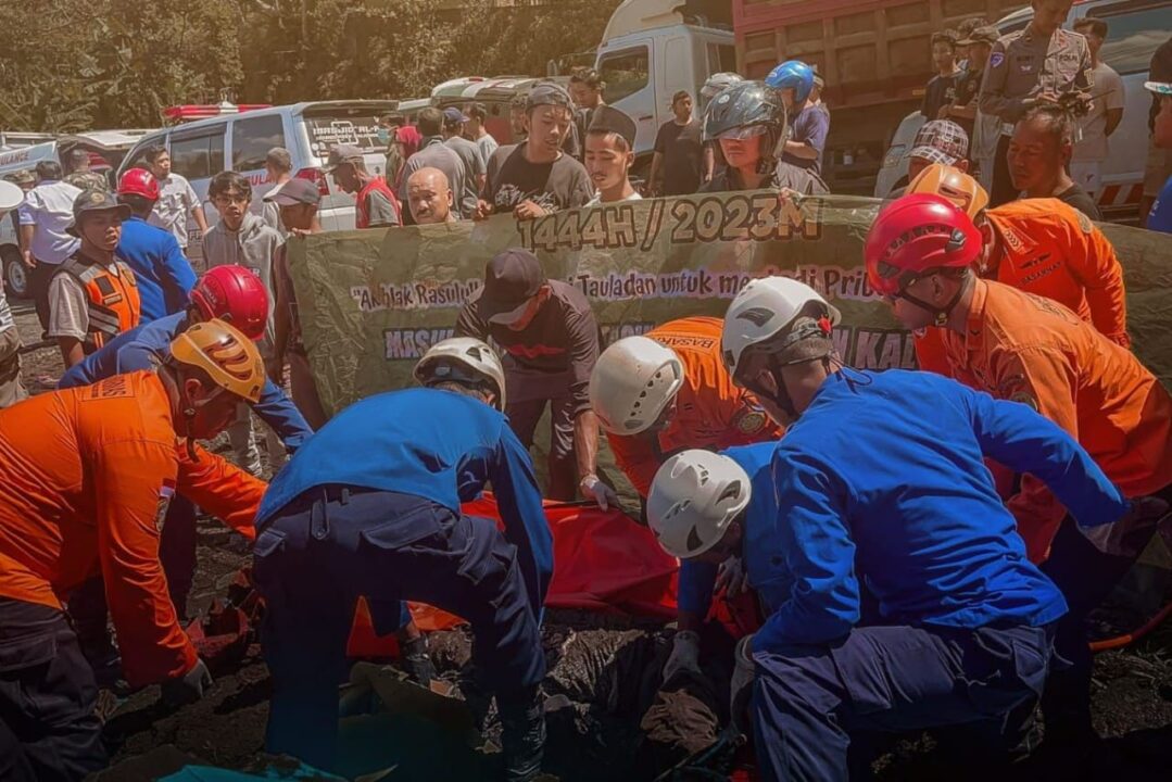 Tim SAR gabungan evakuasi korban kecelakaan maut di Purworejo.