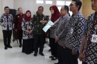 Wakil Bupati Brebes Wurja SE menyerahkan SK Kenaikan Gaji Berkala kepada perwakilan PPPK. Wujud nyata apresiasi atas loyalitas kerja mereka.