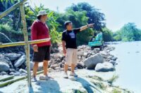 Bung Omang menunjukan daerah rawan di sekitar Sungai Keruh. Foto: Portal Pantura/Yudhi Prasetyo.