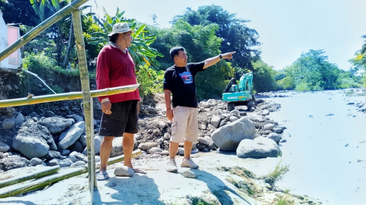 Bung Omang menunjukan daerah rawan di sekitar Sungai Keruh. Foto: Portal Pantura/Yudhi Prasetyo.