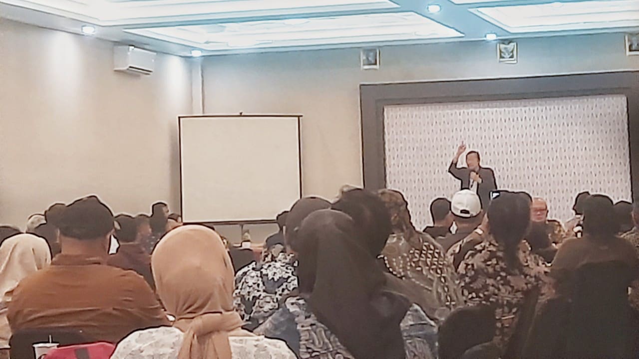 CEO Dedy Jaya grup Muhadi Setiabudi silaturohmi bersama wartawan dan LSM di Grand Dian Hotel Bumiayu.