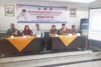 Para pejabat dan tokoh masyarakat Desa Kalilangkap saat Musyawarah Desa Khusus pembentukan Kopdes Merah Putih, Jumat 2 Mei 2025, di aula balai desa. Kegiatan ini dilaksanakan sebagai tindak lanjut instruksi Presiden untuk memperkuat ekonomi desa melalui koperasi. Foto: Portal Pantura/Yudhi Prasetyo.